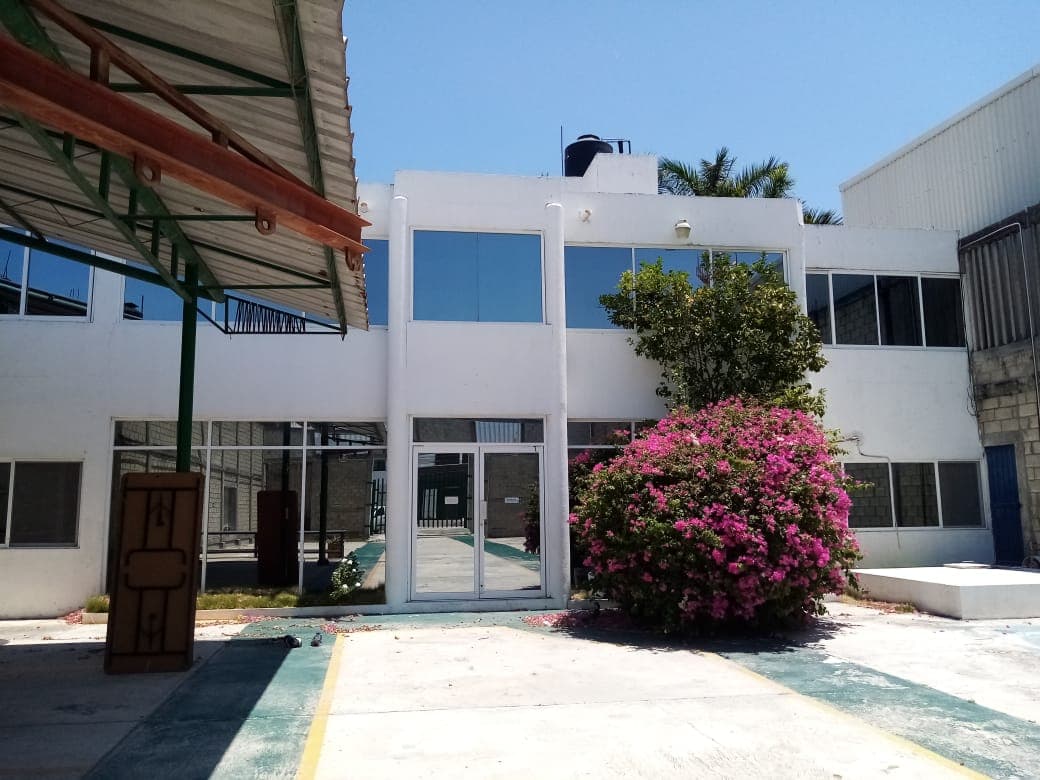 Patio con oficinas administrativas en renta en Ciudad del Carmen - Col. San Agustin del Palmar